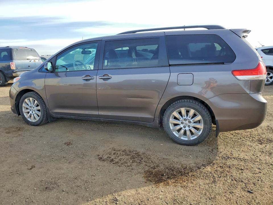 52357876 :رقم المزاد ، 5TDDK3DC9ES074152 vin ، 2014 Toyota Sienna مزاد بيع
