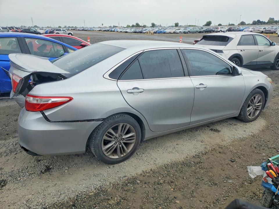 52358846 :رقم المزاد ، 4T1BF1FK5FU977315 vin ، 2015 Toyota Camry مزاد بيع