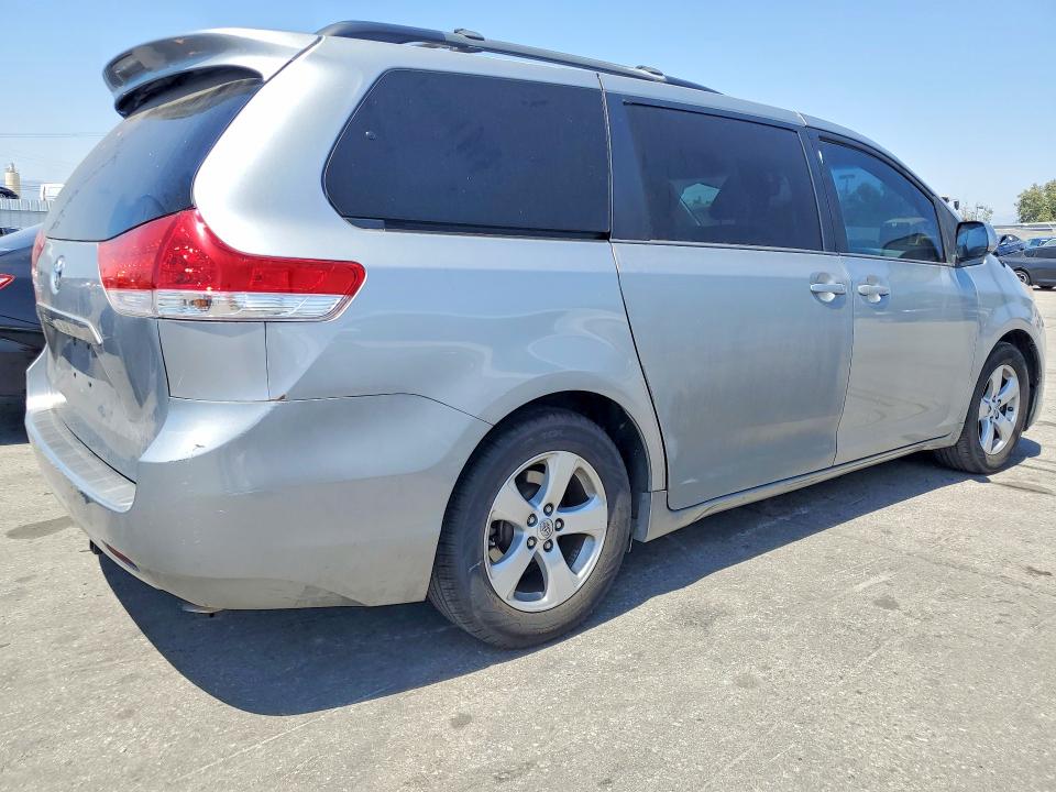 54481306 :رقم المزاد ، 5TDKK3DCXDS341725 vin ، 2013 Toyota Sienna مزاد بيع