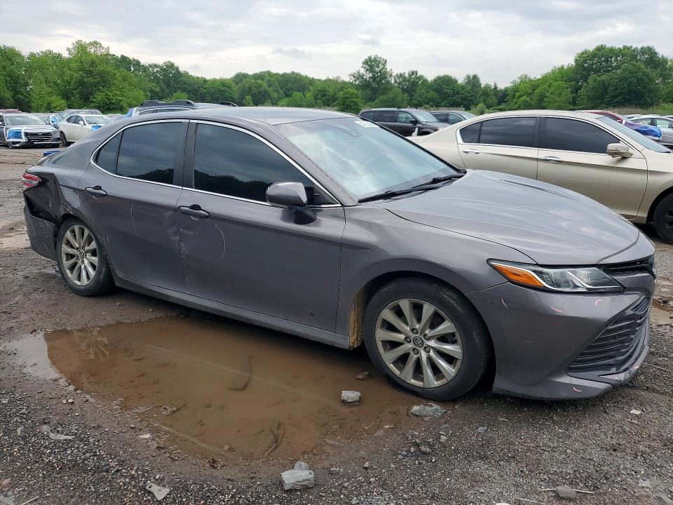 54752366 :رقم المزاد ، 4T1B11HK3JU015339 vin ، 2018 Toyota Camry مزاد بيع