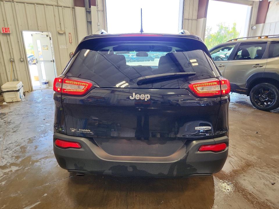 55324816 :رقم المزاد ، 1C4PJLCB2HW616799 vin ، 2017 Jeep Cherokee مزاد بيع