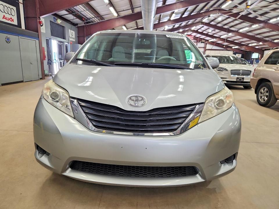 2011 Toyota Sienna მანქანა იყიდება აუქციონზე, vin: 5TDJK3DC2BS027446, აუქციონის ნომერი: 54631226