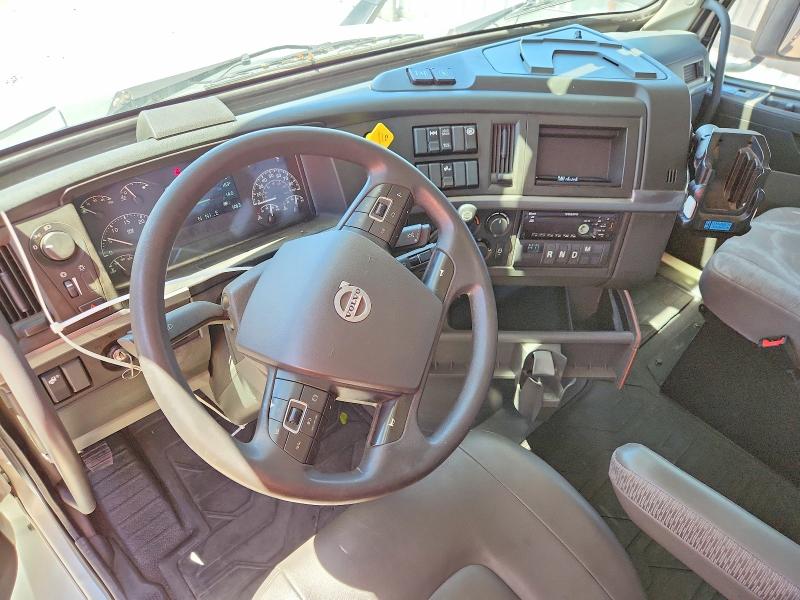 53750276 :رقم المزاد ، 4V4W39EH6LN262282 vin ، 2020 Volvo Vnr مزاد بيع