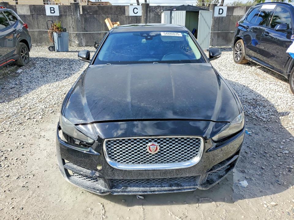 54880076 :رقم المزاد ، SAJAR4BG5HA958845 vin ، 2017 Jaguar Xe مزاد بيع