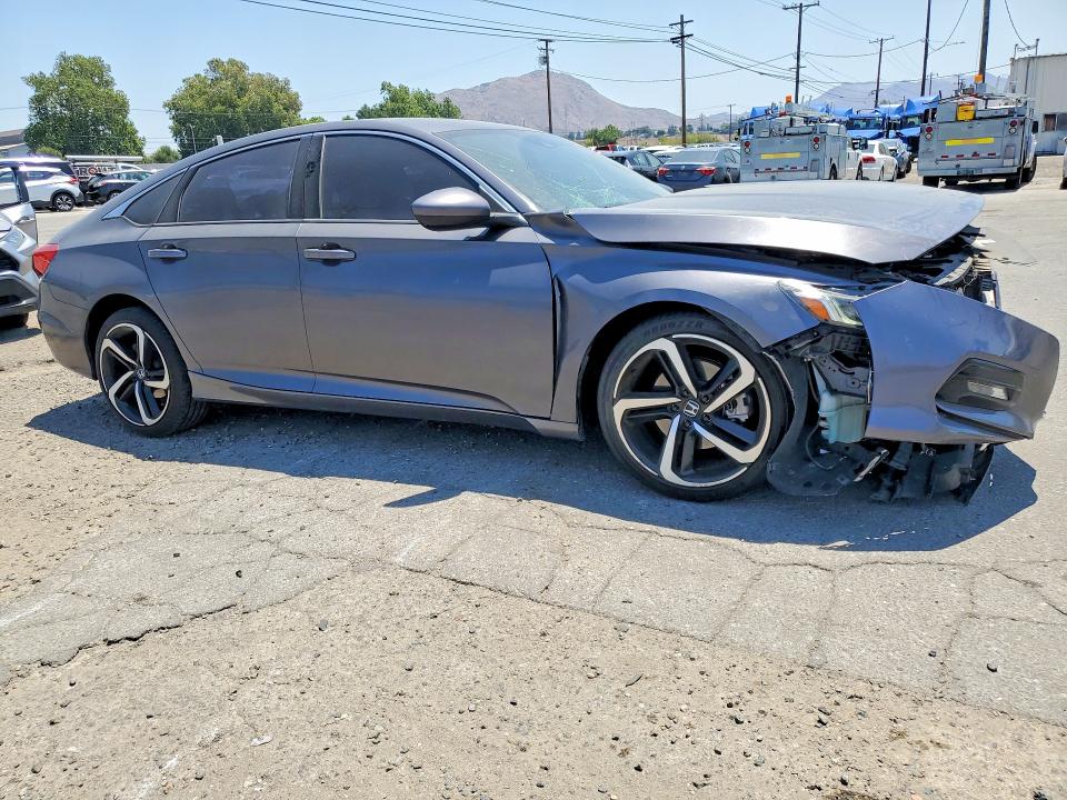 54112296 :رقم المزاد ، 1HGCV1F3XJA011798 vin ، 2018 Honda Accord مزاد بيع