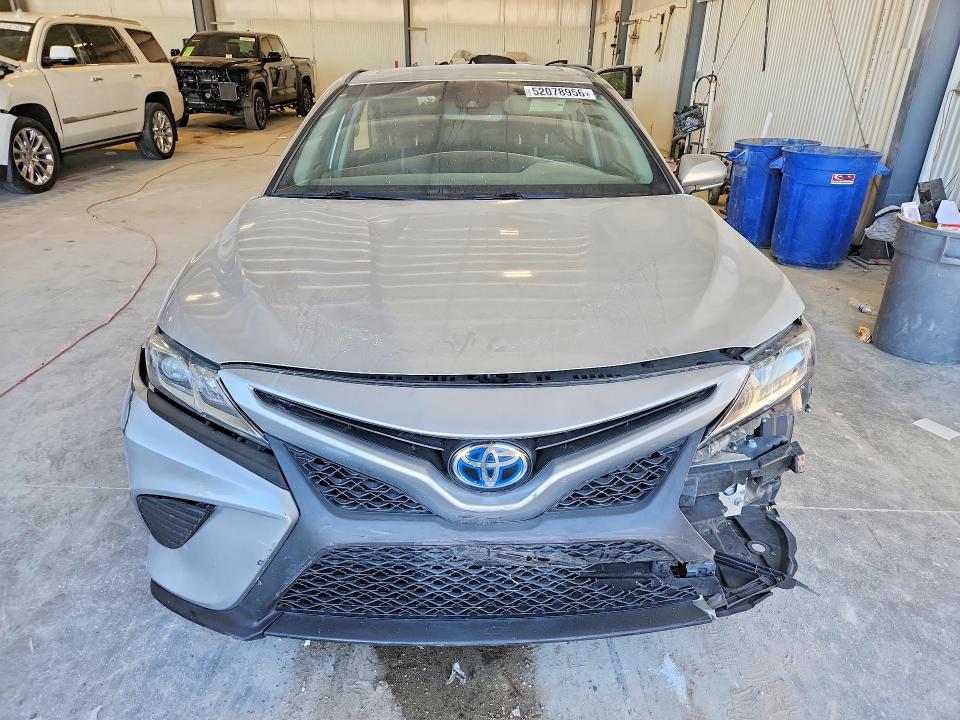 52078956 :رقم المزاد ، 4T1B21HK8JU002924 vin ، 2018 Toyota Camry Hybrid مزاد بيع