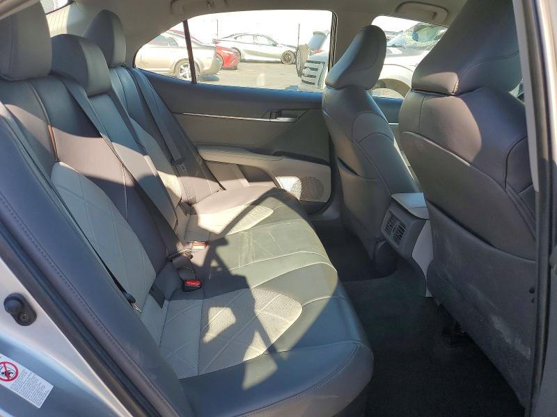 52667296 :رقم المزاد ، 4T1B21HK8JU502033 vin ، 2018 Toyota Camry Hybrid مزاد بيع