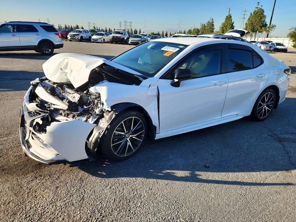 52451176 :رقم المزاد ، 4T1G11AK4NU038974 vin ، 2022 Toyota Camry مزاد بيع