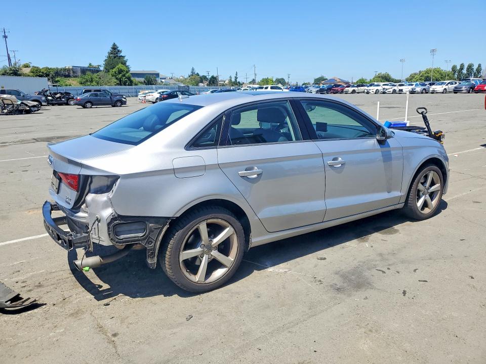 53120386 :رقم المزاد ، WAUBFGFF5F1122929 vin ، 2015 Audi A3 مزاد بيع