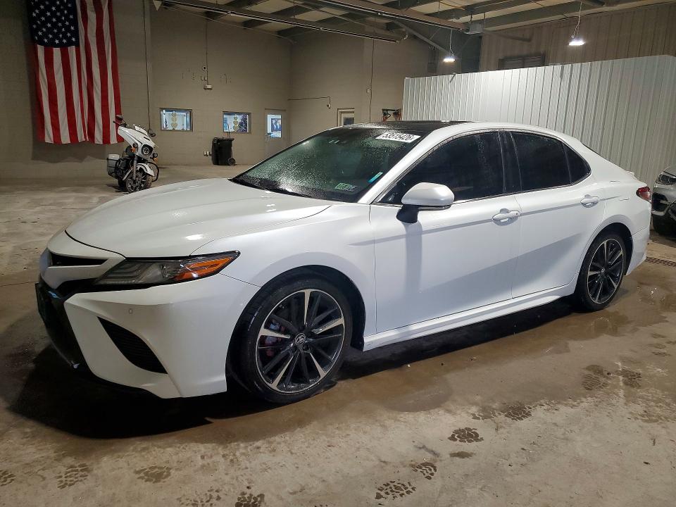 53515426 :رقم المزاد ، 4T1B61HK0JU052690 vin ، 2018 Toyota Camry مزاد بيع