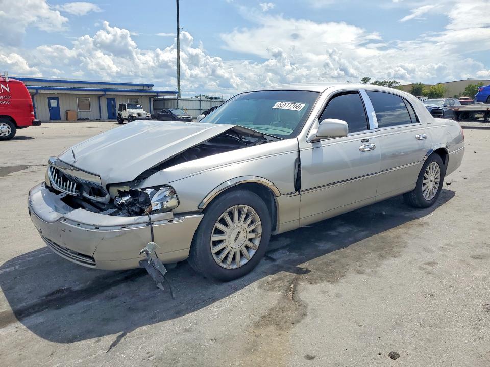 55217766 :رقم المزاد ، 1LNHM81W13Y695339 vin ، 2003 Lincoln Town Car مزاد بيع
