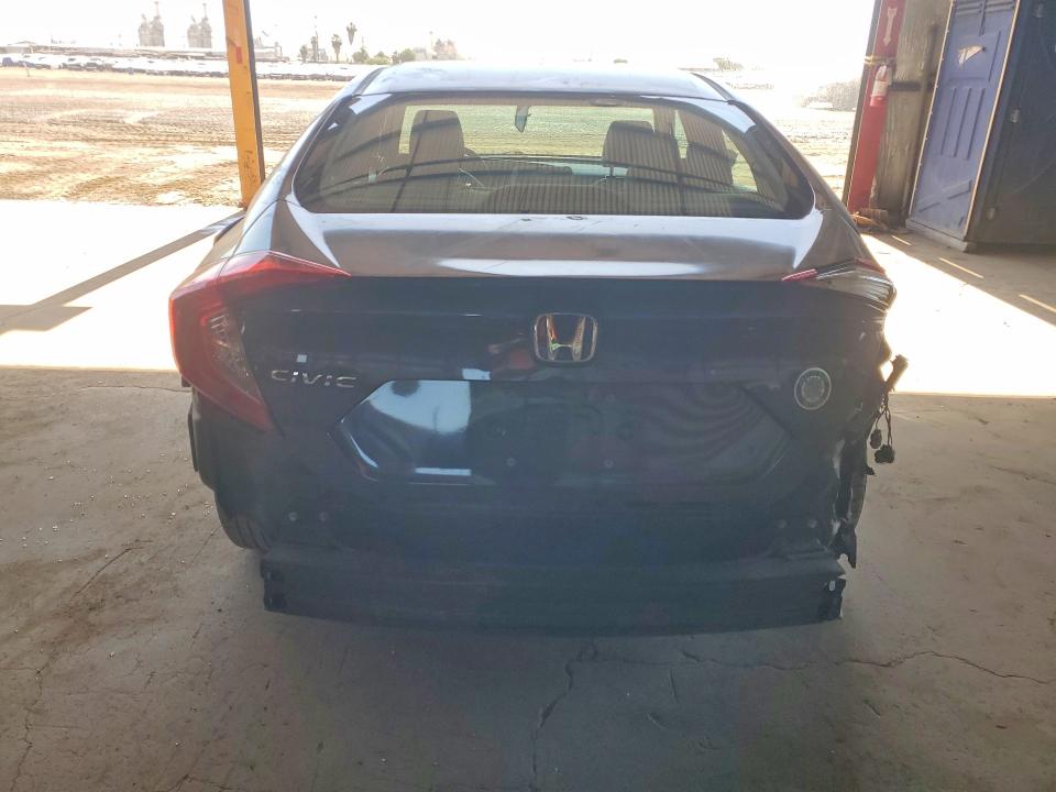 55166816 :رقم المزاد ، 2HGFC2F57JH579633 vin ، 2018 Honda Civic مزاد بيع