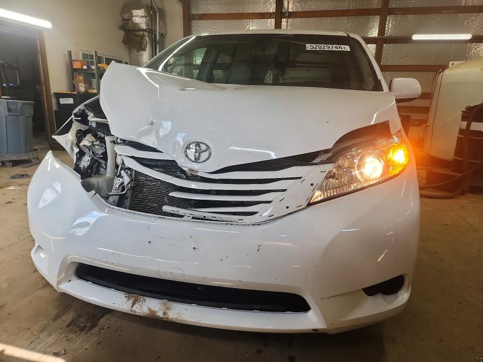52029746 :رقم المزاد ، 5TDKK3DC1FS677248 vin ، 2015 Toyota Sienna مزاد بيع