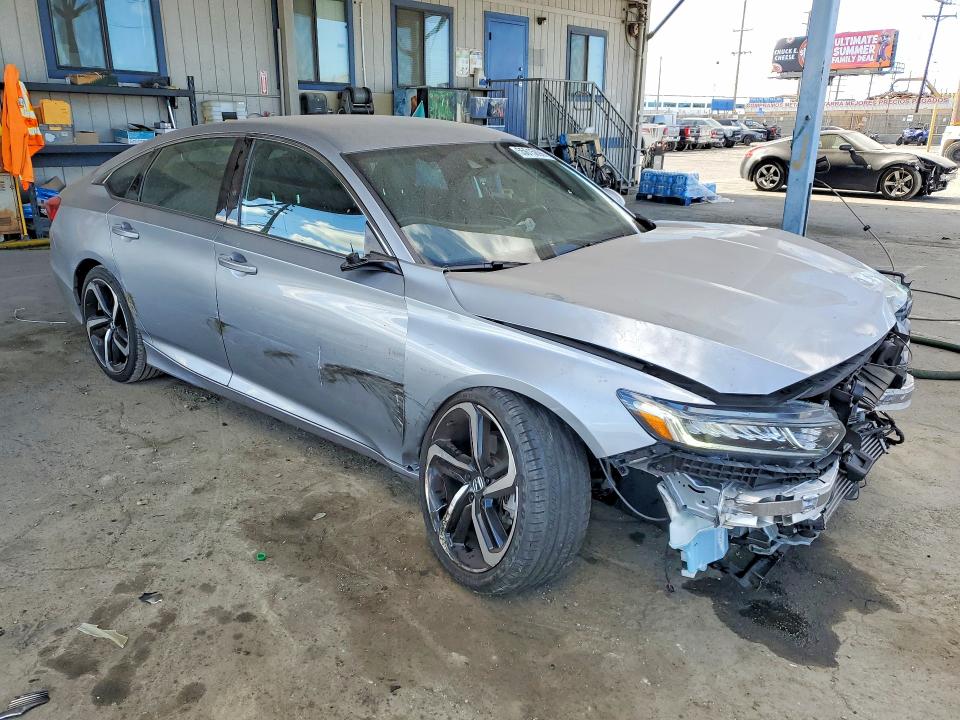 55615896 :رقم المزاد ، 1HGCV1F3XJA252535 vin ، 2018 Honda Accord مزاد بيع