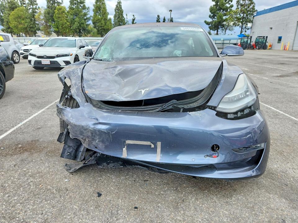 54650606 :رقم المزاد ، 5YJ3E1EA9JF019042 vin ، 2018 Tesla Model 3 مزاد بيع