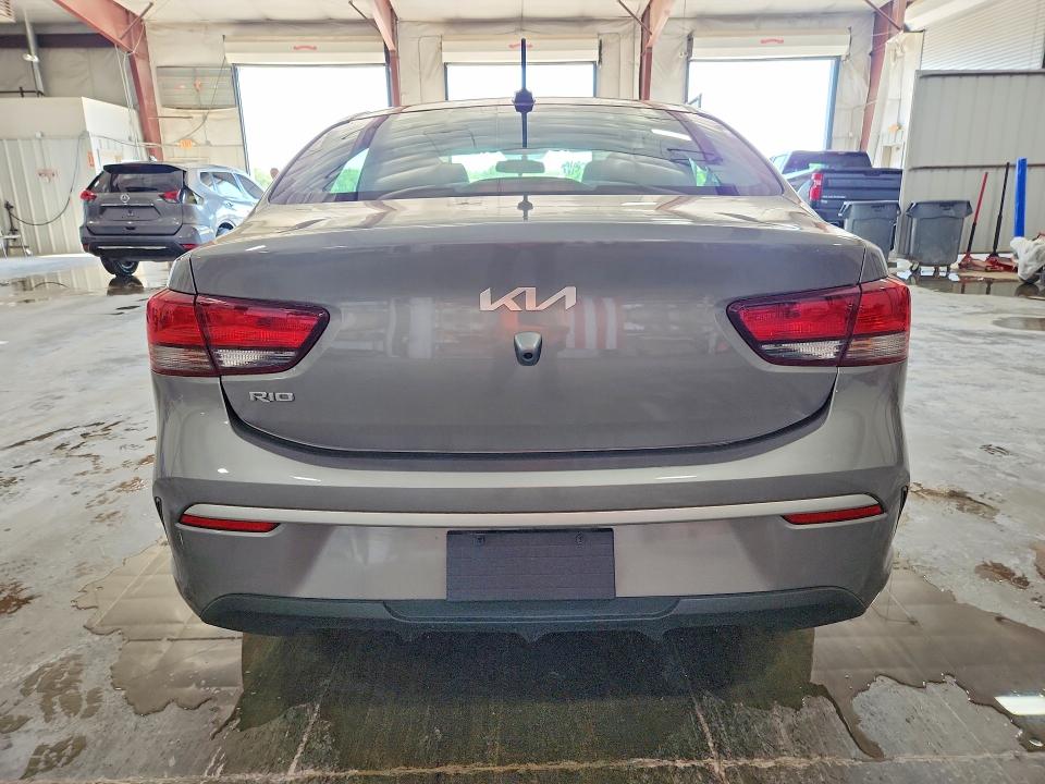 52013326 :رقم المزاد ، 3KPA24AD2NE480323 vin ، 2022 Kia Rio مزاد بيع