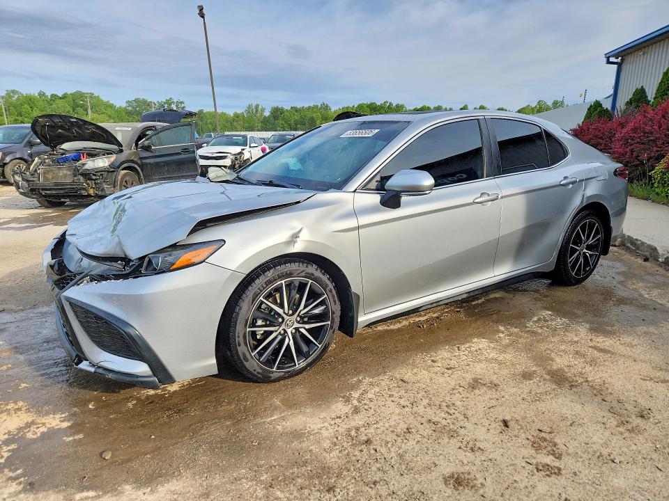 53656506 :رقم المزاد ، 4T1G11AK3MU418502 vin ، 2021 Toyota Camry مزاد بيع