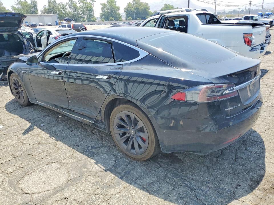 52448956 :رقم المزاد ، 5YJSA1E20JF260357 vin ، 2018 Tesla Model S مزاد بيع