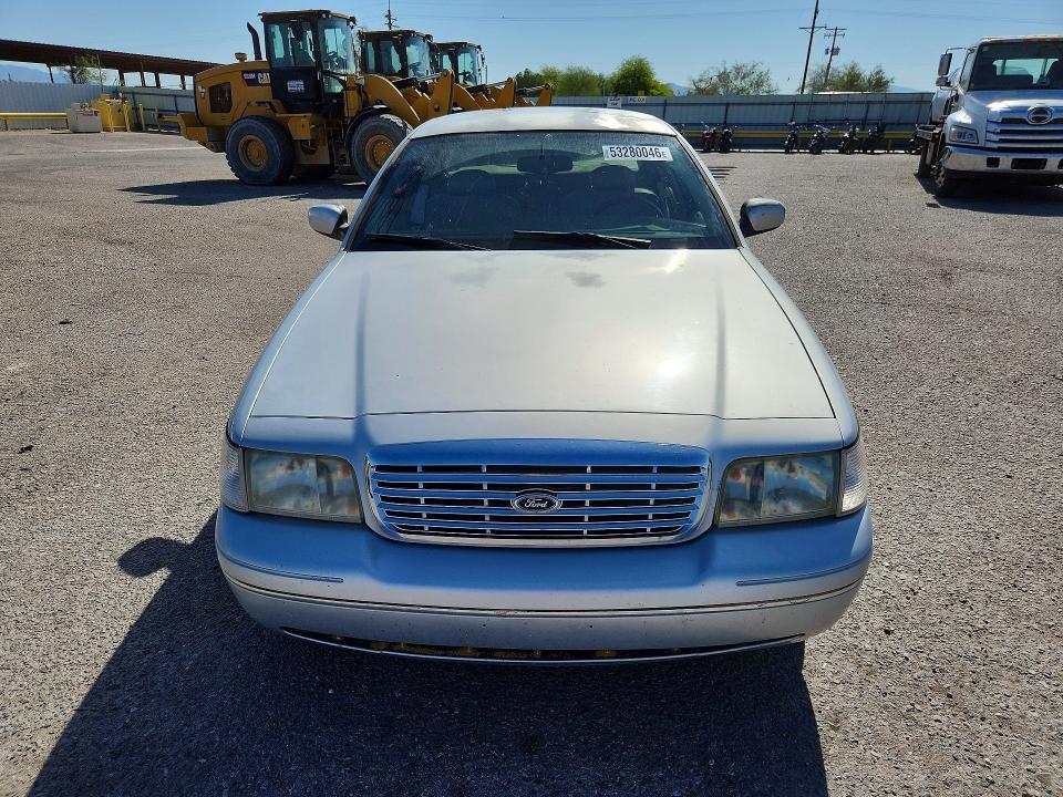 53280046 :رقم المزاد ، 2FAFP74W0YX214325 vin ، 2000 Ford Crown Victoria مزاد بيع