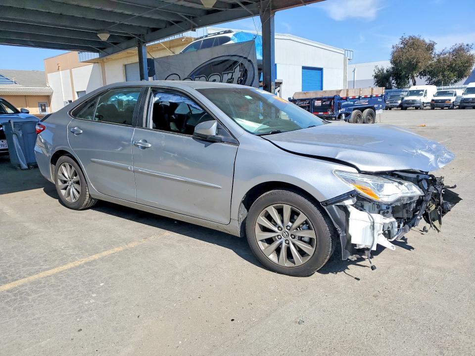 54491326 :رقم المزاد ، 4T1BK1FK1FU559068 vin ، 2015 Toyota Camry مزاد بيع