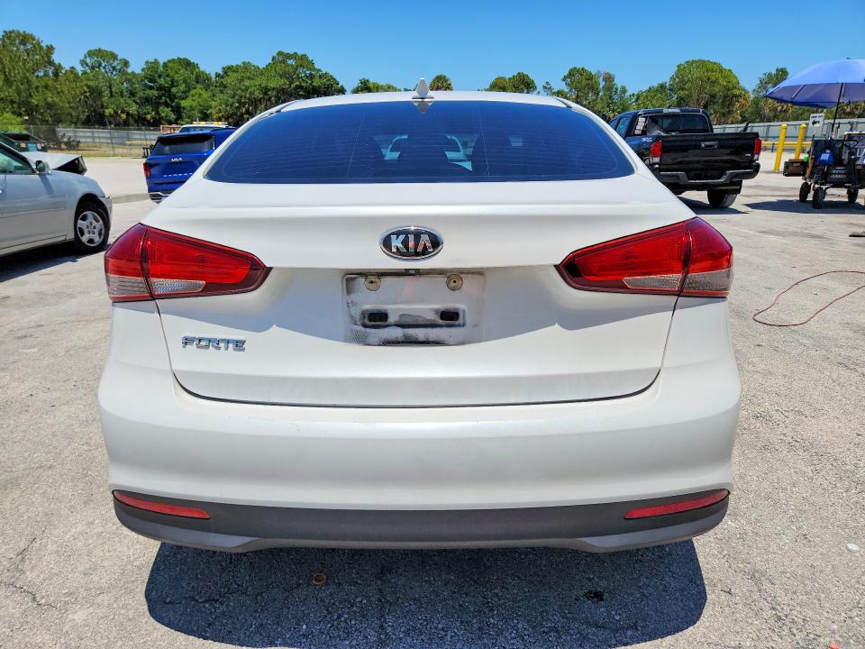 53827846 :رقم المزاد ، 3KPFL4A7XJE175093 vin ، 2018 Kia Forte مزاد بيع