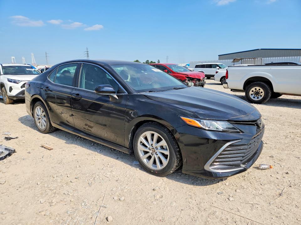 53576736 :رقم المزاد ، 4T1C11AK5NU010440 vin ، 2022 Toyota Camry مزاد بيع