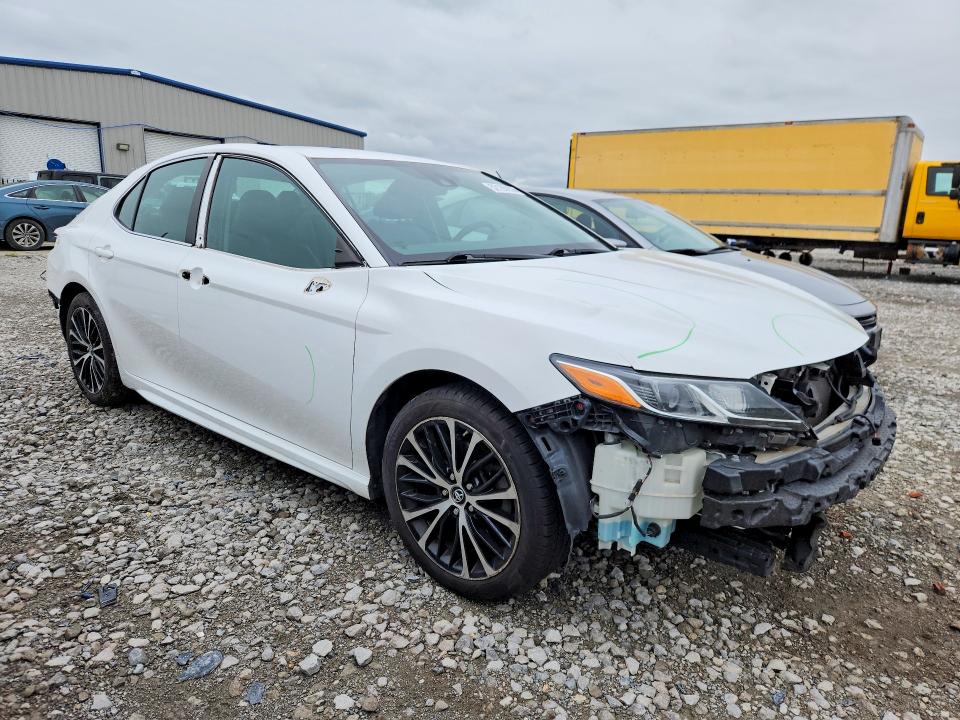 52180856 :رقم المزاد ، 4T1B11HK0JU159477 vin ، 2018 Toyota Camry مزاد بيع