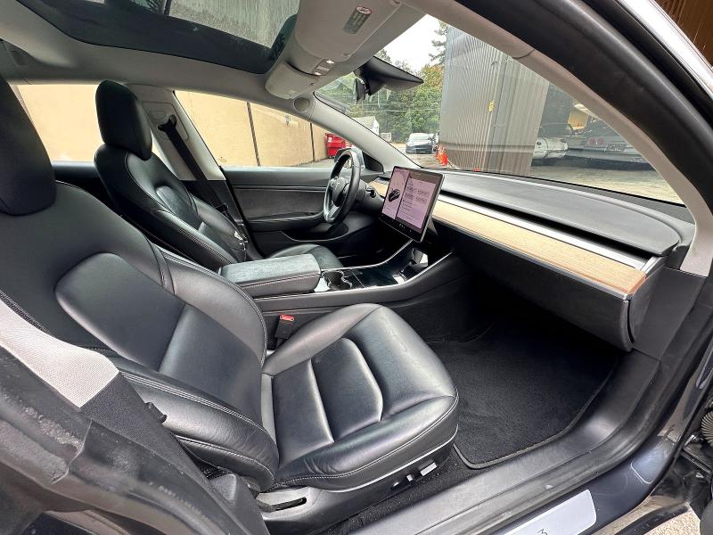 52305376 :رقم المزاد ، 5YJ3E1EB1JF119421 vin ، 2018 Tesla Model 3 مزاد بيع