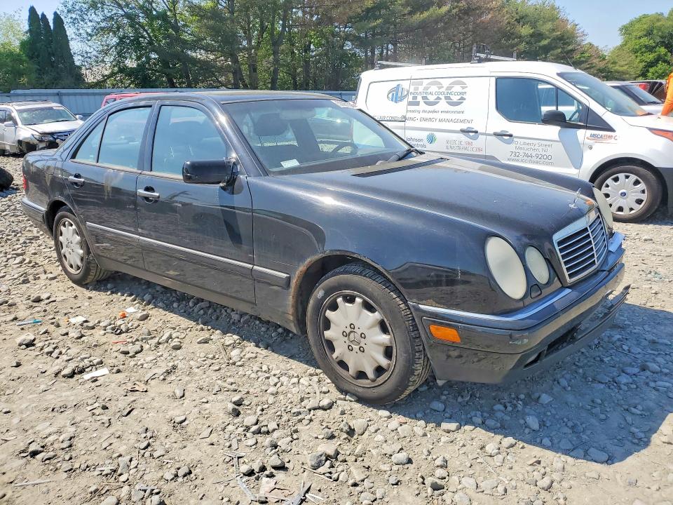 53981806 :رقم المزاد ، WDBJF82F4WX011505 vin ، 1998 Mercedes-benz E مزاد بيع