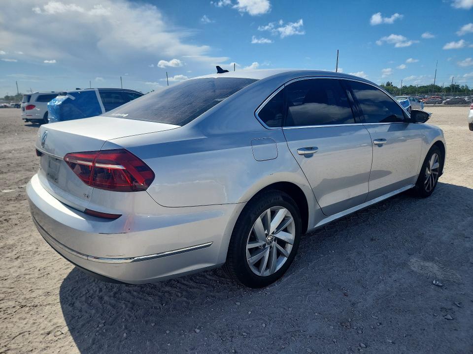 54456726 :رقم المزاد ، 1VWBA7A32JC043775 vin ، 2018 Volkswagen Passat مزاد بيع