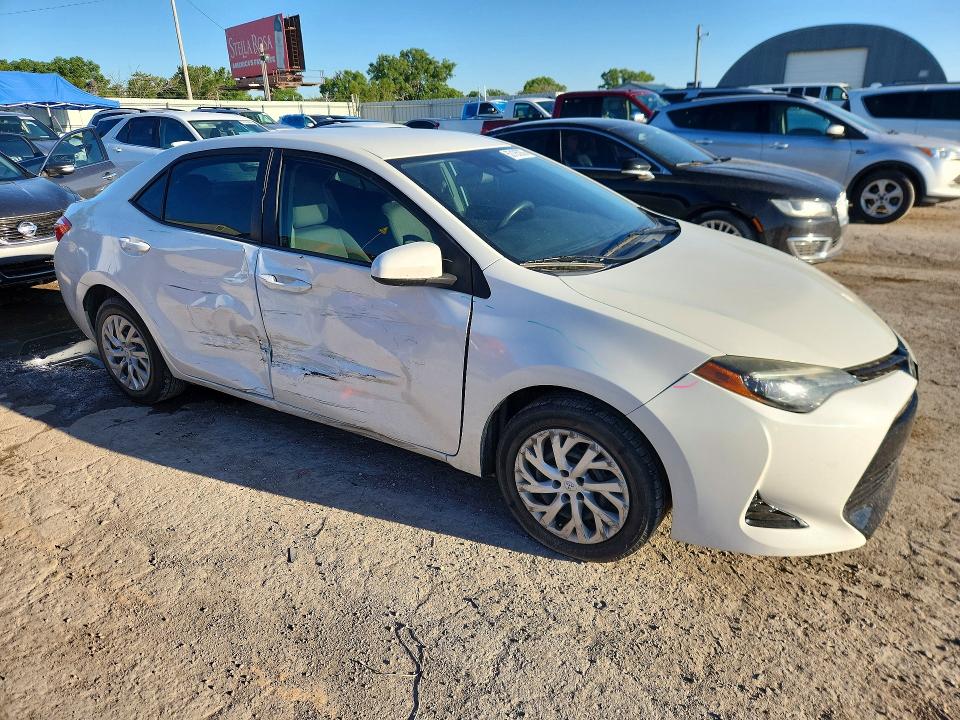 52185256 :رقم المزاد ، 5YFBURHE0JP749826 vin ، 2018 Toyota Corolla مزاد بيع