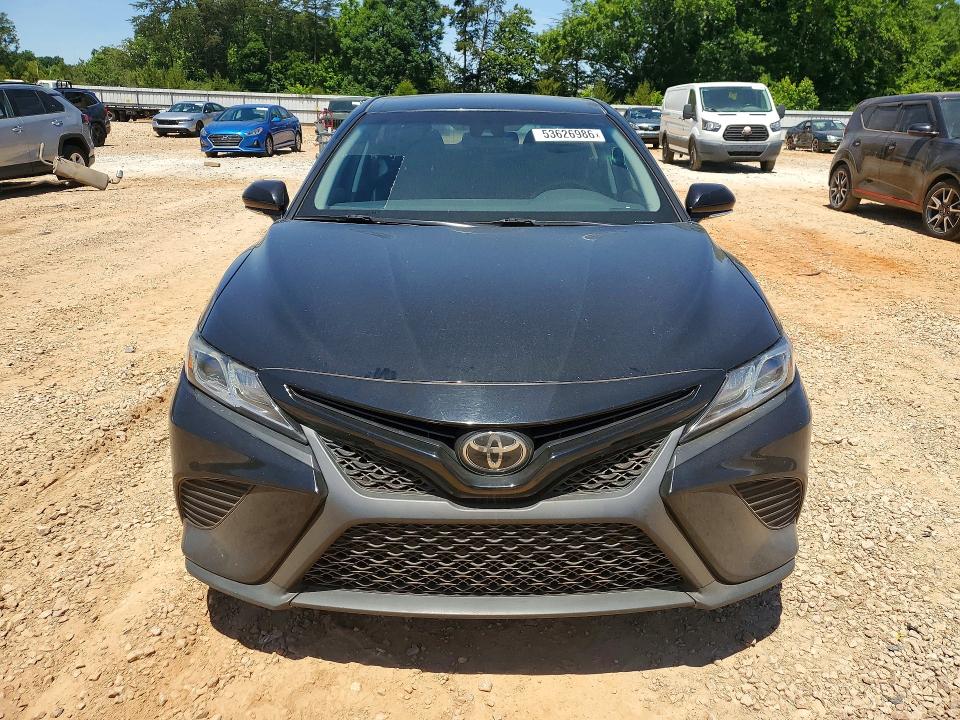 53626986 :رقم المزاد ، 4T1B11HK3JU528462 vin ، 2018 Toyota Camry مزاد بيع