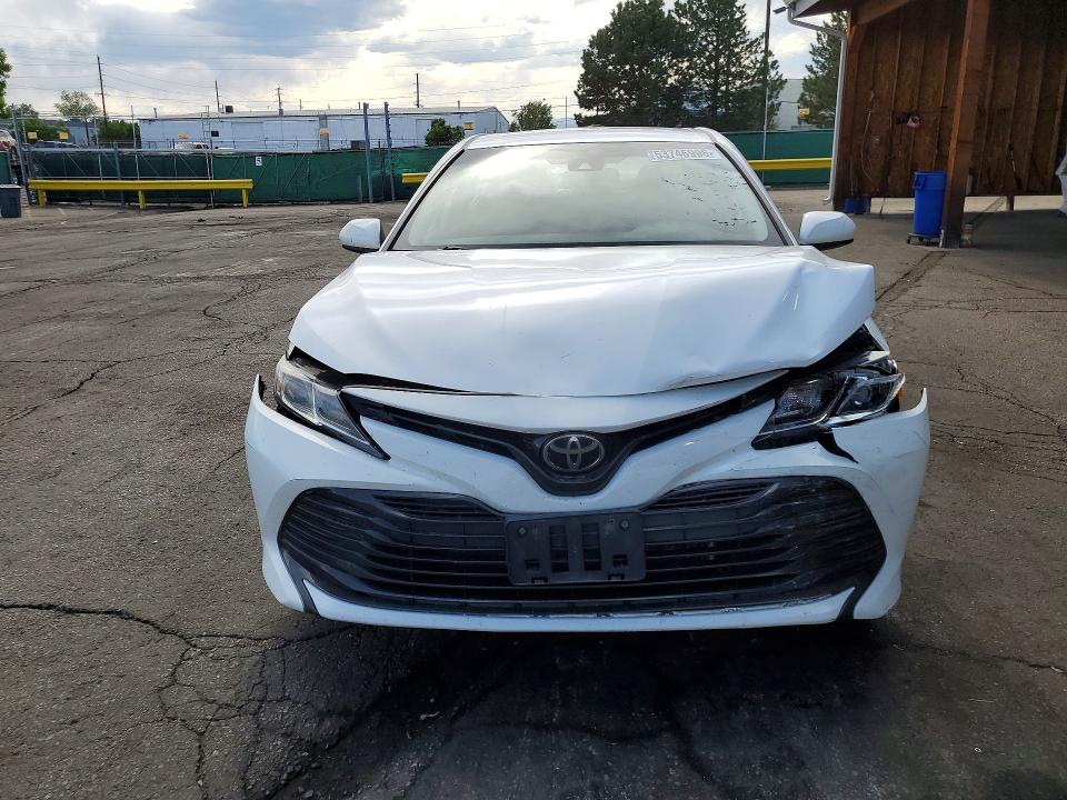 53746996 :رقم المزاد ، 4T1B11HK9KU694129 vin ، 2019 Toyota Camry مزاد بيع