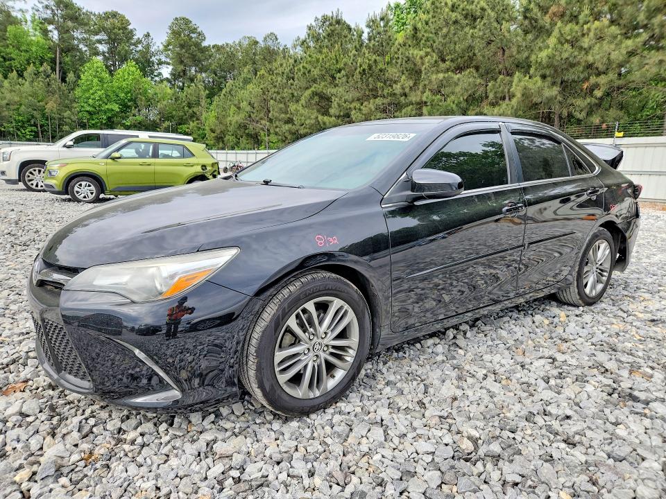 52319826 :رقم المزاد ، 4T1BF1FK3FU116067 vin ، 2015 Toyota Camry مزاد بيع