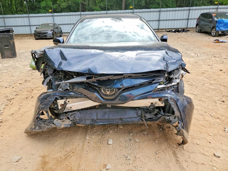 54767216 :رقم المزاد ، 4T1B11HKXJU659095 vin ، 2018 Toyota Camry مزاد بيع
