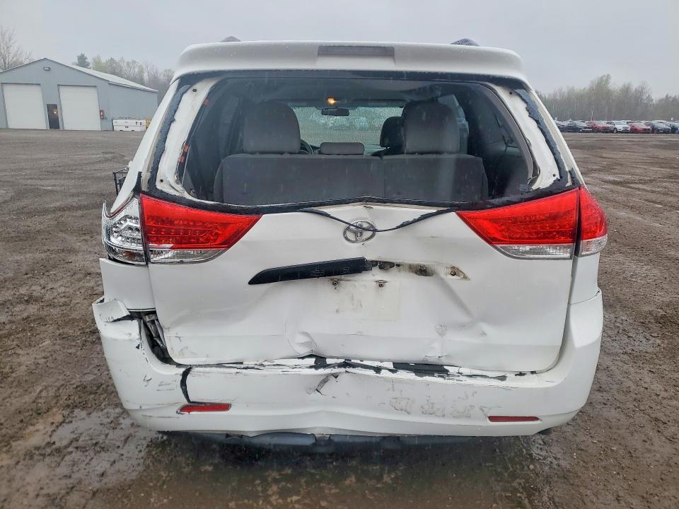 2011 Toyota Sienna მანქანა იყიდება აუქციონზე, vin: 5TDZK3DCXBS026726, აუქციონის ნომერი: 52387396