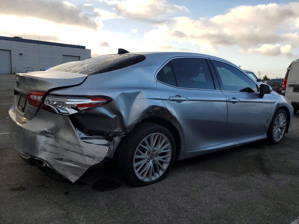 55051656 :رقم المزاد ، 4T1B11HK2KU162303 vin ، 2019 Toyota Camry مزاد بيع