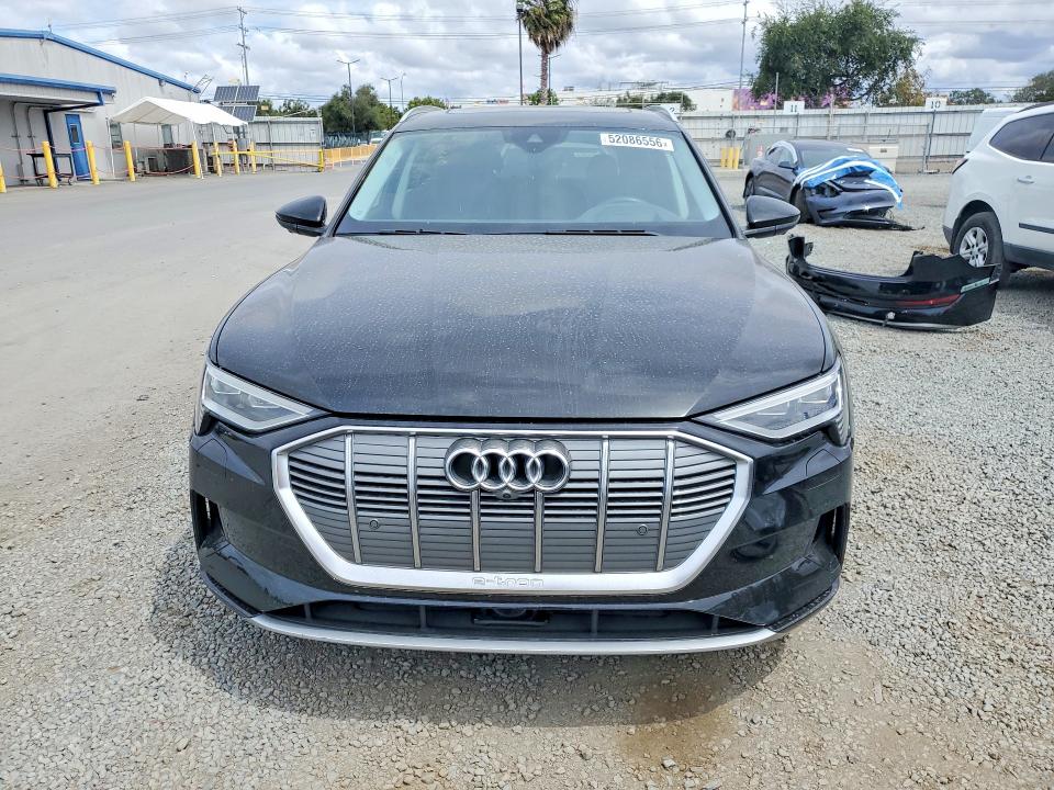 Продажа на аукционе авто 2019 Audi E-tron, vin: WA1VABGE2KB008490, номер лота: 52086556