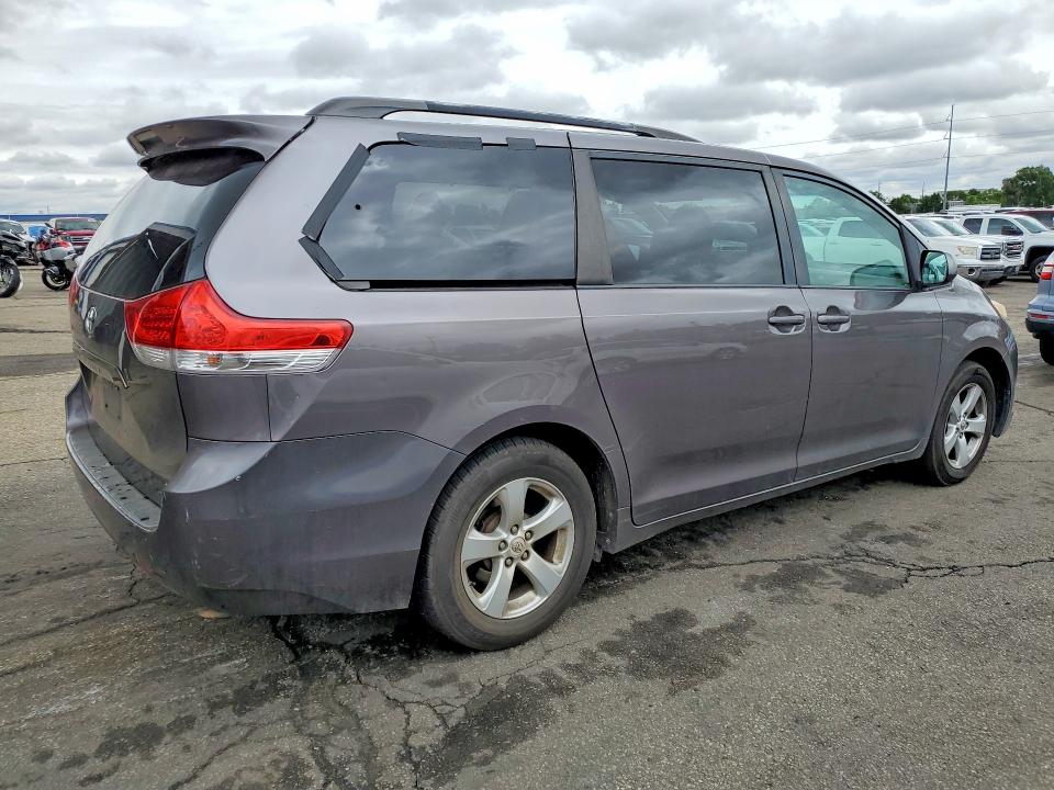 2011 Toyota Sienna მანქანა იყიდება აუქციონზე, vin: 5TDKK3DC3BS033986, აუქციონის ნომერი: 54200036