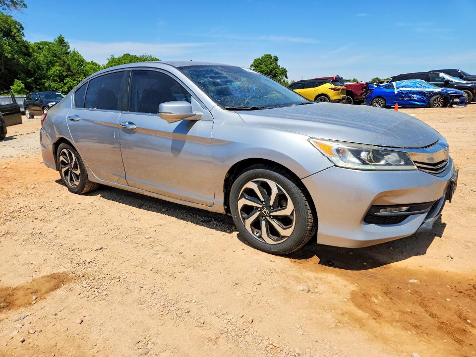52151776 :رقم المزاد ، 1HGCR2F78HA211392 vin ، 2017 Honda Accord مزاد بيع