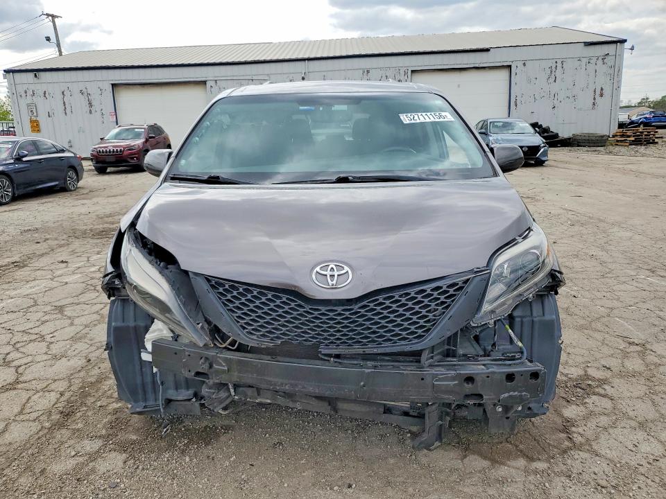 52711156 :رقم المزاد ، 5TDXZ3DC3HS834086 vin ، 2017 Toyota Sienna مزاد بيع