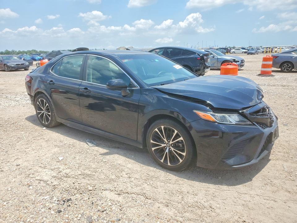 55333826 :رقم المزاد ، 4T1B11HK9JU562194 vin ، 2018 Toyota Camry مزاد بيع
