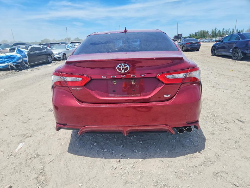52611626 :رقم المزاد ، 4T1B11HK0JU553660 vin ، 2018 Toyota Camry مزاد بيع