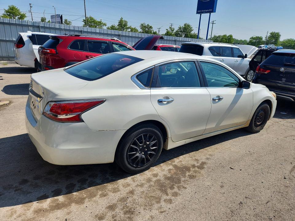 2015 Nissan Altima მანქანა იყიდება აუქციონზე, vin: 1N4AL3AP2FN334413, აუქციონის ნომერი: 53281926