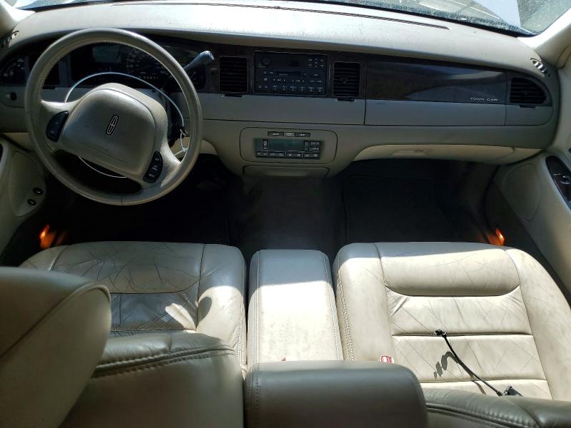 2000 Lincoln Town Car მანქანა იყიდება აუქციონზე, vin: 1LNHM81W8YY798846, აუქციონის ნომერი: 52224226