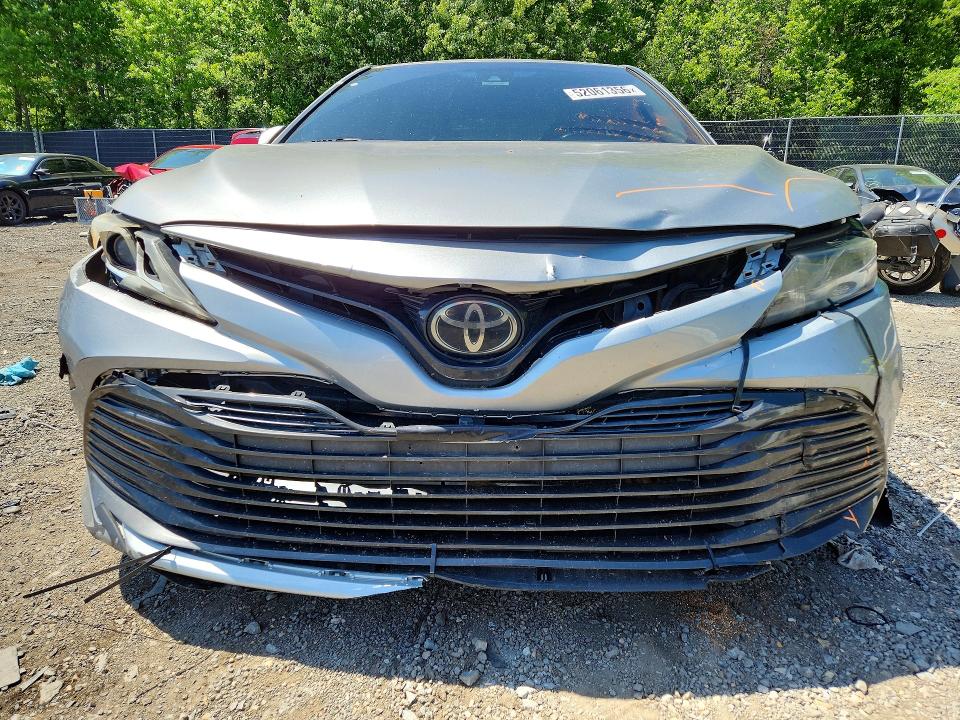 52061356 :رقم المزاد ، 4T1B11HK6JU593094 vin ، 2018 Toyota Camry مزاد بيع