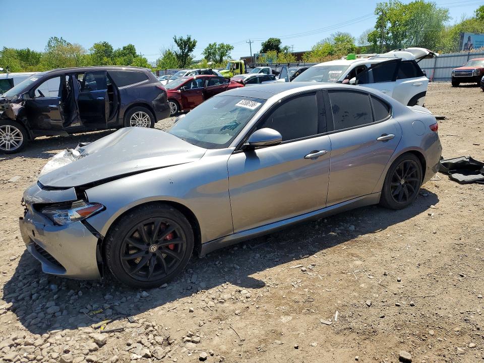 53586186 :رقم المزاد ، ZARFAEBN3H7553750 vin ، 2017 Alfa Romeo Giulia مزاد بيع