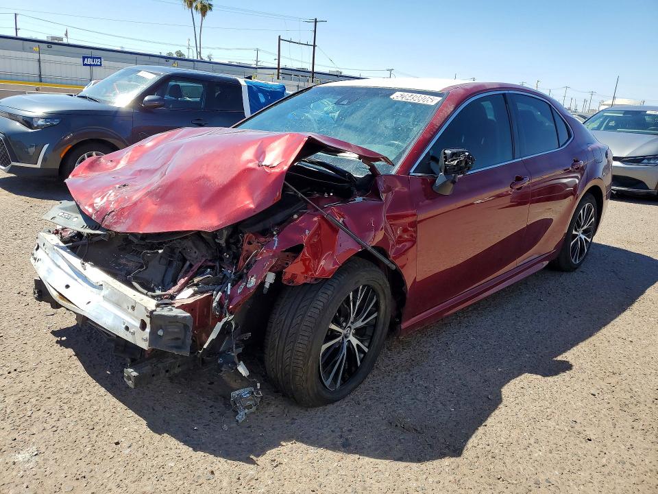 52849806 :رقم المزاد ، 4T1B11HK8JU661332 vin ، 2018 Toyota Camry مزاد بيع