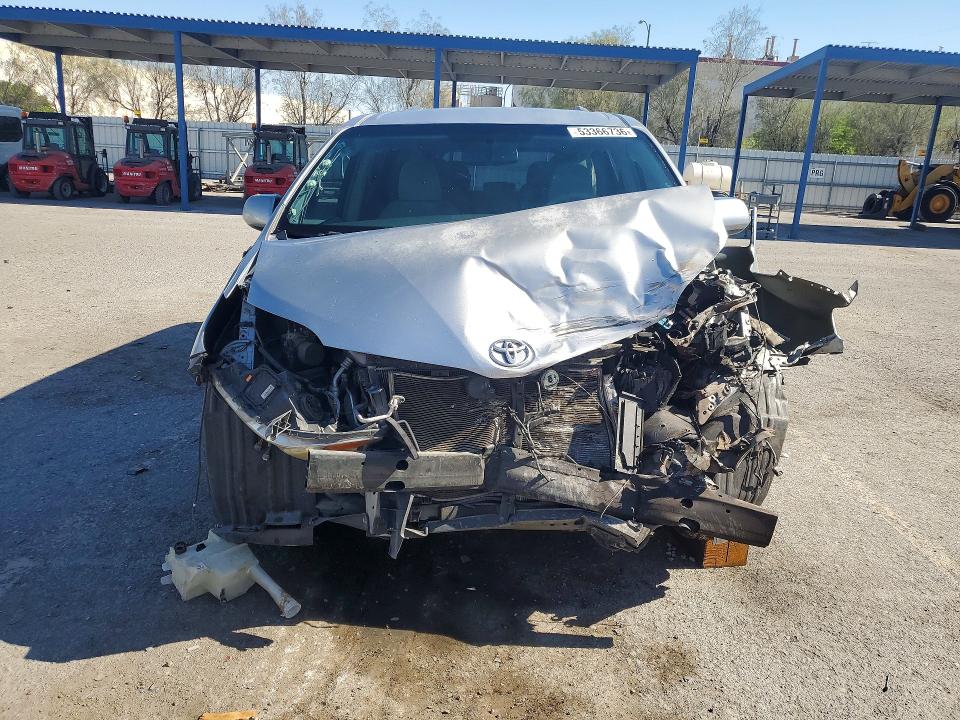 53366736 :رقم المزاد ، 5TDKK3DC8BS011904 vin ، 2011 Toyota Sienna مزاد بيع