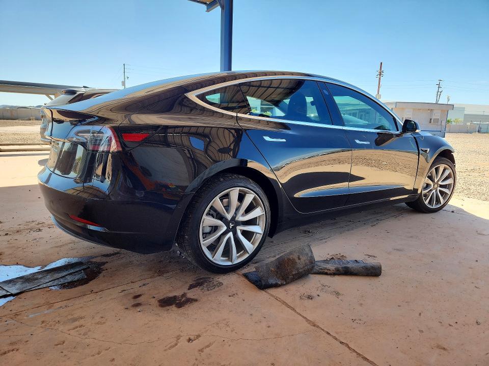 54718656 :رقم المزاد ، 5YJ3E1EA4JF176073 vin ، 2018 Tesla Model 3 مزاد بيع